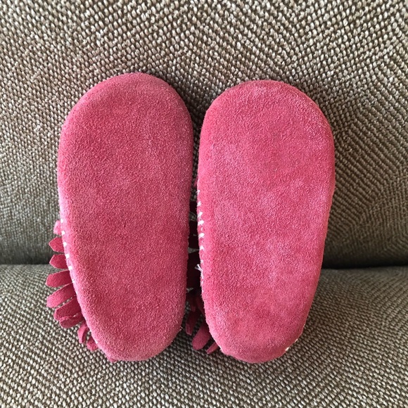 Infant Minnetonka Back Flap Moccasins With Velcro Closure. Pink, SZ 1. Like New. - Picture 3 of 16